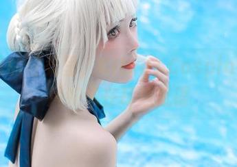 在黑丝的轻柔里，Kitkat Cosplay的照片好像在耳边低语