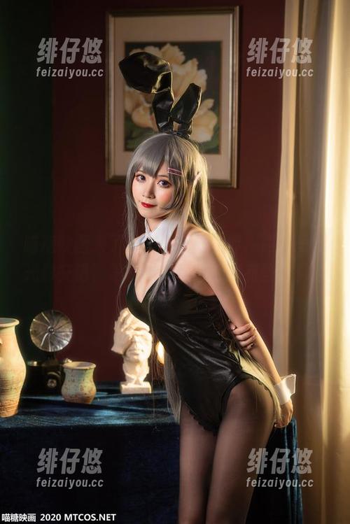 喵糖映画来了！高清圣诞女郎，照片里的光影交错，第八张的侧颜让我有些恍惚。