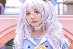 啧啧,是Sayo Momo!怎么在泳池里可以展开这样一个观看合集?