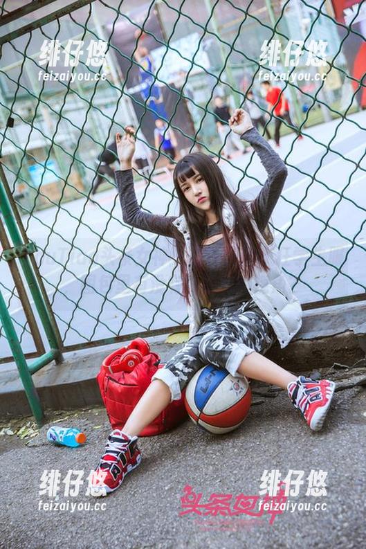 TouTiao头条女神 - 信悦儿的疯狂学生服，图包里有没有更隐秘的视角？