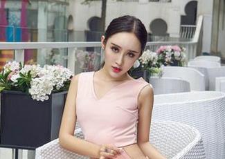 aiss – 吊带图集里的若兮：一半清新一半腼腆，天哪，我是真跟不上节奏了。