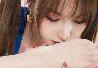 丽柜 – 然然的丝袜高清作品集：我本以为只是一双美腿，但这里面竟然也藏着不少小细节呢。