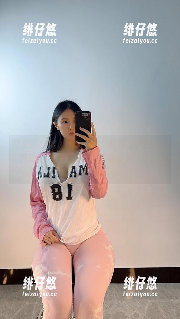 俏妞qiaoniuTT 微密圈 - 美图模式开启,俏妞qiaoniuTT的破洞牛仔裤,可得准备好下载的心态哦