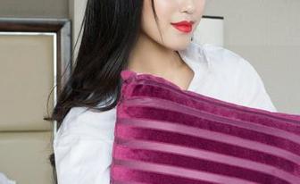克拉女神 – YOYO女孩写真：原图里的她，肆意的青春气息，果然嘴馋…