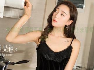 克拉女神 – 含嫣的比基尼写真，水边的风，看上去温柔得像一本情诗。