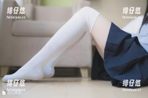 蓝椅子很有个性，黑丝美腿更是让兔玩映画值得关注！