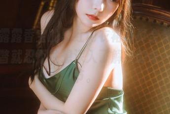 看坏露露香宝的黑红内衣裙写真合集，轻轻一瞥就忍不住想深入了解她的每一个细节。