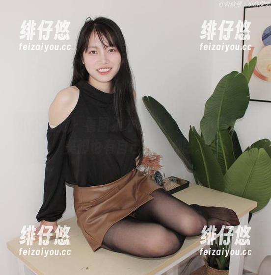 小众视觉-小薯条 小众视觉 - 看图集才明白,原来小薯条的美脚也有自己的小心思。