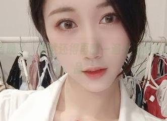 微密圈 – 看晚了，果然还得再翻一遍小玉吃果冻的制服作品。