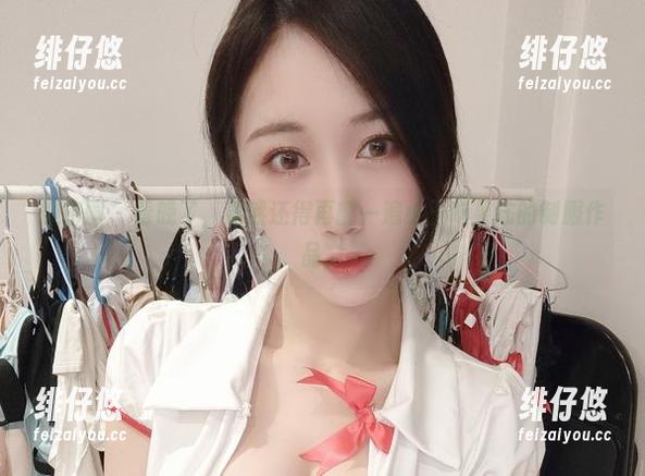 微密圈 - 看晚了，果然还得再翻一遍小玉吃果冻的制服作品。