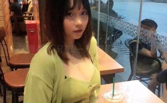 自拍也怕人家一眼看穿，只有是一只废喵了敢在私房美图里博勇气。