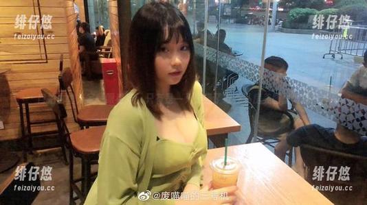 自拍也怕人家一眼看穿，只有是一只废喵了敢在私房美图里博勇气。