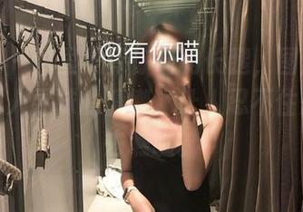 微密圈 – 这里是有你喵的长腿，图片里有一种耐人寻味的慵懒，让人忍不住想凑过去瞧瞧。