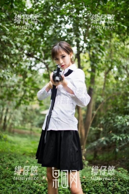 果团网-黄歆苑 果团网 - 校服进阶:黄歆苑从教室穿越到摄影棚,全套图片挑战你的审美极限!