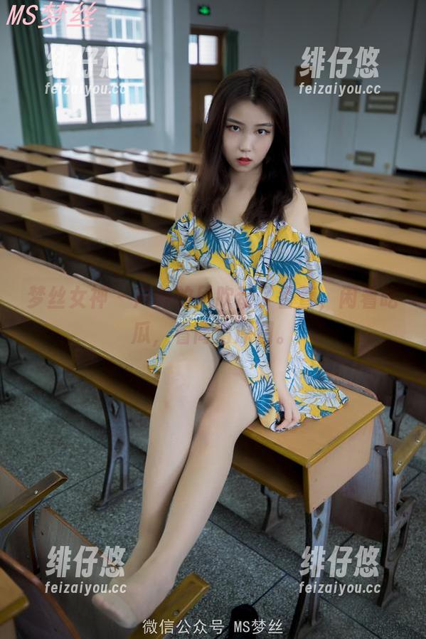 梦丝女神 - 户外的风吹动了香萱，闲着吃瓜，看高清原图。