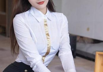 秀人网 – 平淡中的不平淡，温妮的制服私拍，像是随意却精致的碰撞。