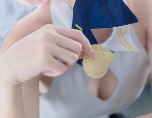 在华丽的KTV气氛里，纸悦Etsu_ko与地雷系女子的趣味写真