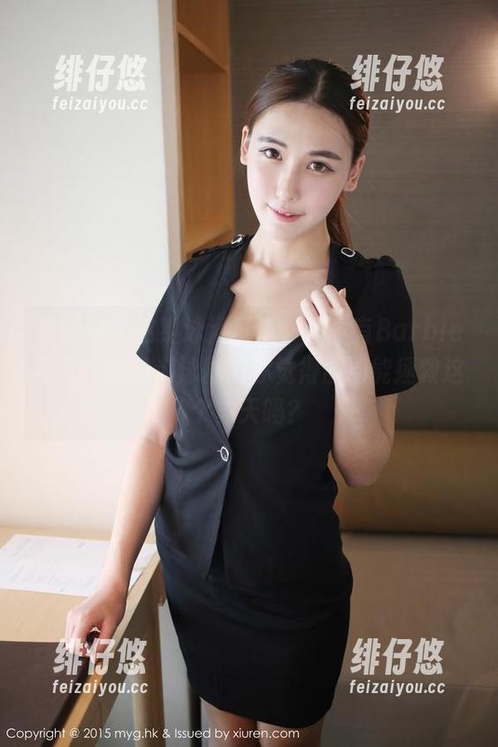 美媛馆 - 这组泳池写真，里面有Barbie可儿和她的游泳圈，你觉得圈圈能拯救这个夏天吗？