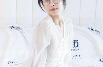 袜啵啵 – 看！甜甜圈的私房图片，满屏的可爱，一口气想要全部收藏。