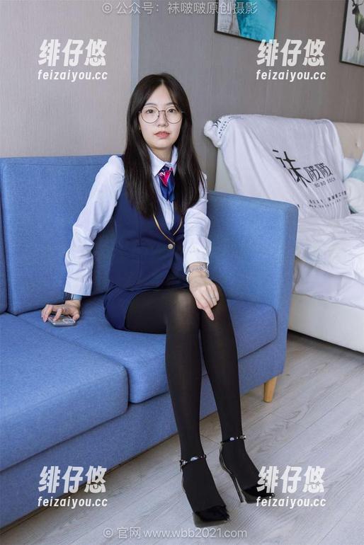 袜啵啵 - 稚予的裸足合集：是走还是不走，走条纹鞋？