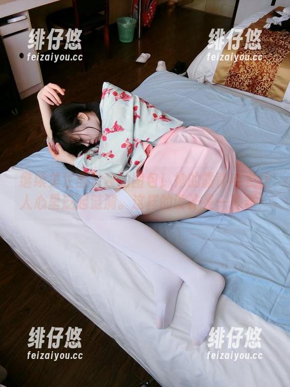 继续关注西尔酱的图包！她的露背毛衣让人心里泛起涟漪。这样的设计是一种罪！