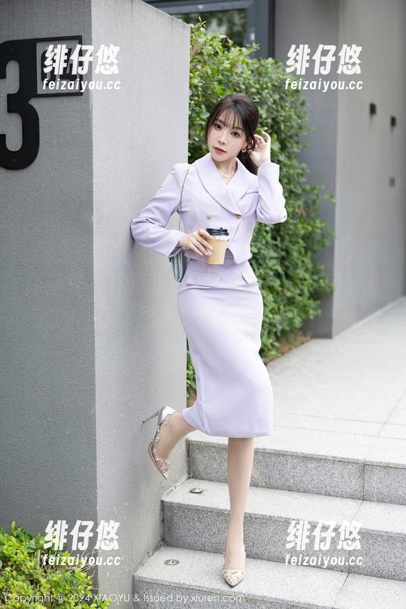 语画界 - 万万没想到，林乐一最新图包里的JK比我的课桌还要扎心