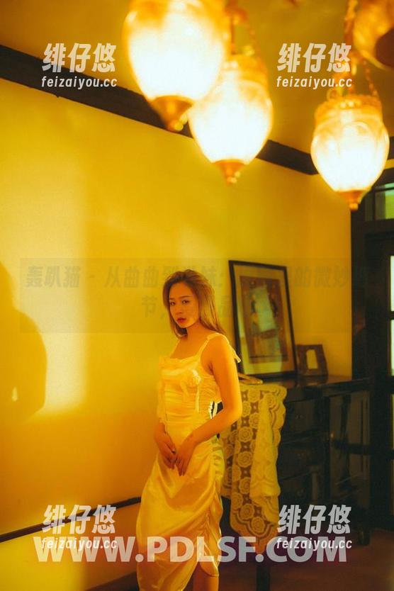 轰趴猫 - 从曲曲到学妹：原图里的微妙细节，慢慢品味