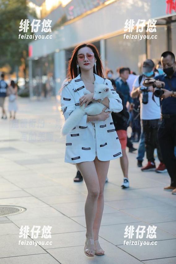 魔镜街拍 - 婷婷的惊艳图包：寒风中她是写的美啊，美到我想问她借个肉丝！