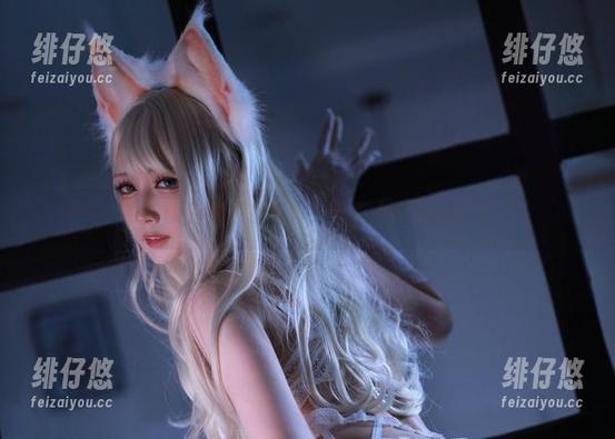 黑白御猫的黑色写真，带着点不羁的磁力